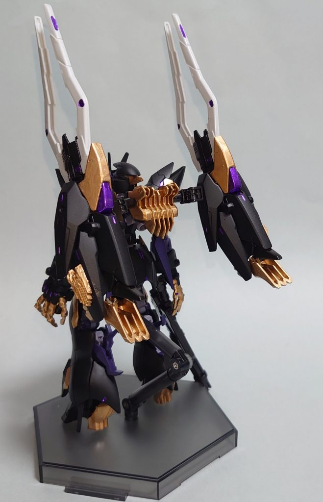 後ろ。目を引く巨大なバックパックは同じアルス陣営のゼルトザームの足をベースに製作しています。キャノンはアルスアースリィのライフルをイメージした板状バレルの物に変更し、エルドラの機体のようなデザインにしてみました。合わせてフィン状の光波推進器も追加し、クロノスの特徴である大推力を再現してみました。