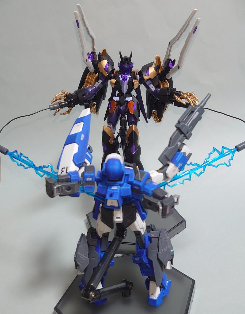 ・エグナ―ウィップガンダムOOに登場するイノベイター勢力の機体を中心に装備されている電撃装備。原型機には無い装備だが近・中距離での攻撃手段として椀部に隠されている。ビーム攻撃が中心の本機にとってIフィールドや電磁装甲、GNフィールドを貫通してダイバーに直接ダメージを与える手段として重宝される。特にダイバーへのダメージの感度が高いエルドラでの戦闘ではより強くその特性が発揮される。デシルはこの特性を存分に活用し、捕縛だけでなく攻撃手段として積極的に使用している。なお、奇しくもキャプテン・アッシュことアセム・アスノの駆るダークハウンドにも同系統の装備が採用されている。