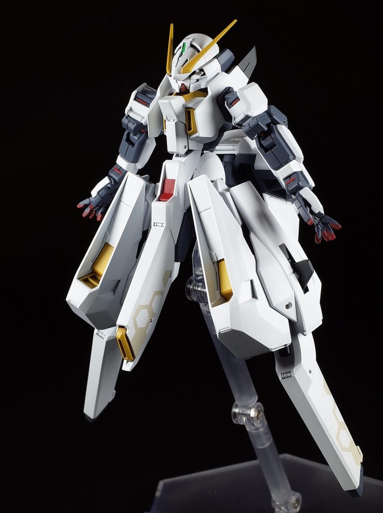 頭部は顎を形状変更、銃口をメタルパーツに置き換えています。脛の分割線を消すため後ハメ加工。ヘックス模様は趣味です。