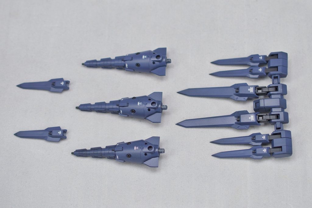 円錐型ドラグーンは30MMオプションセットのドリルを元に新造(砲門数も本家と同じ)平型ドラグーンは先端を鋭利にしてアルス機っぽくしました砲口は全て塗装したメタルパーツを埋め込んでいます