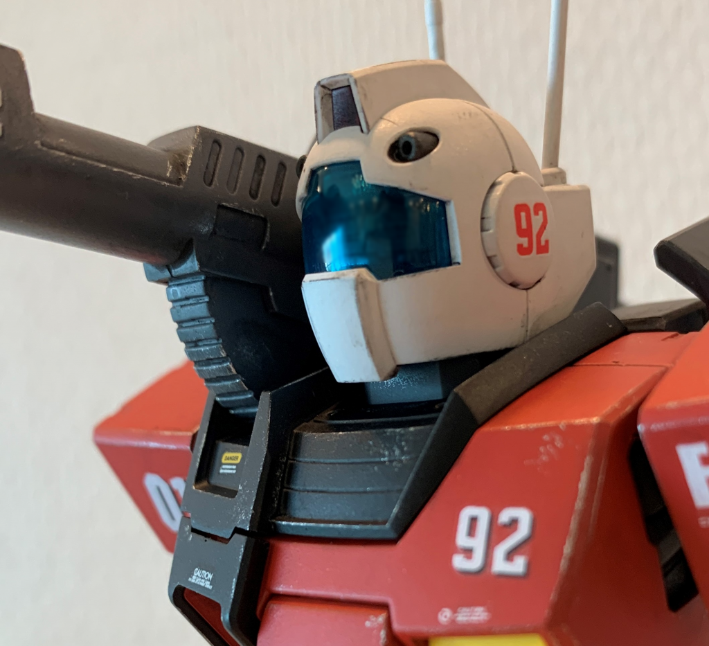 細かい所ですが、キャノン基部のギア側面の窪みは埋めました。ディテールっぽくはなっていますが、露骨なヒケ対策の感じがして興醒めしてしまうので埋めました。この窪みを設定とするなら軽量化と考えるくらいしかないですが、この部品はキャノン砲の反動に耐えつつ射撃精度を司る大切な部品だと思うので、強度が優先されて然るべきだと考えました。この部分を肉抜きして軽量化しても総重量的にはほぼ影響ないでしょうし。また、おそらくは鉄鋼かチタン合金あたりの材料で作られていると思うので、鍛造するにしても削り出すにしても鋳造するにしても、窪みを付けるのはコストアップにもなってしまうと思うので、ジムキャの立場を考えると贅沢な構造になってしまうなと考えました。まあ、宇宙世紀の工業製品を現代の技術目線で考えるのがそもそもナンセンスと言われればそれまでですが(笑)こういう妄想をしながら作業をすると、細かい部分の単調なパテ埋めもとても意義があるように思えてきてやる気が出ます。