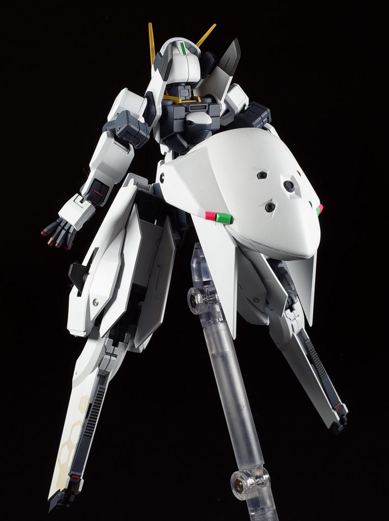 背面首の穴埋め、翼などを鋭く自分の実力ではテールランプの塗り分けは不可能と判断して別パーツ化しています。