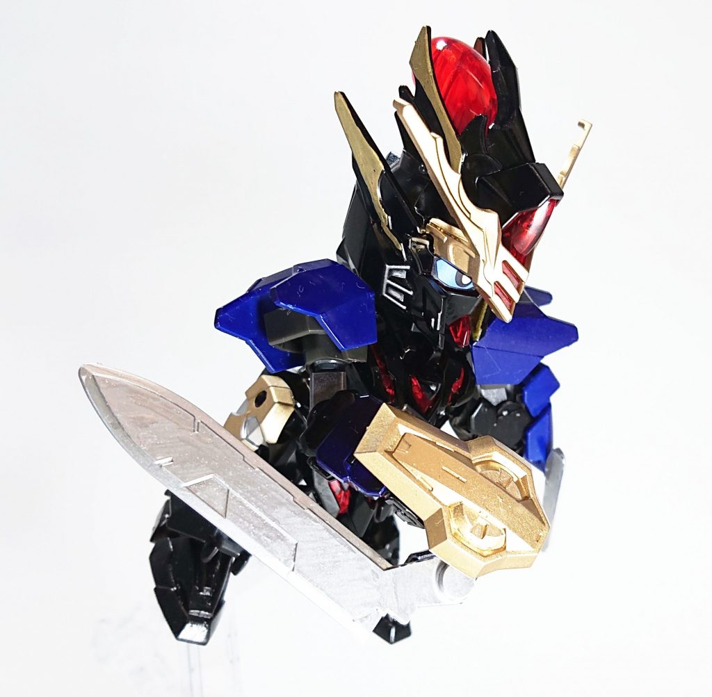 三国志演義では名前の欠片も登場しない、謎の多い人物が戯志才です。大した功績を遺さず早くに亡くなり、しかし曹操が「戯志才の後任はいないだろうか」という旨の手紙を荀彧に送っているという、ほんの少しだけ名前が出てくるだけの策士、らしいのですが・・・。探して遺っている情報と言えば「人と関わるのが好きではなかった」という一点だけ、今回はこれだけの情報で作成を決意しました。しかし、曹操が後任を探せと言ったぐらいの人物です。何もしていないはずがありません。むしろ「後世に遺されると困るような事をしていた、あるいは遺してほしくないと頼んだのでは?」という曲解解釈にたどり着きました。人と関わらずとも任務を遂行できる、そして策士としての才も試される…と作成のテーマに据えたのが「アサシン」でした。名称の由来は使用キットとなっているアカツキ(暁)の対義語、幽闇からです。明け方の眩い光とは程遠い所業を名前に込めました。(勿論そんな事は実際してないとは思いますが)