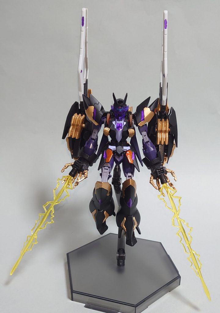 ・ビームサーベル原型機のクロノスを始めとするヴェイガン機が標準装備している物を発展させた装備。原型機と同様にビームバルカンとしても使用可能。本機の物はエルドラ系の技術や他のガンプラのコンセプトを取り込み、さらに攻撃的な物へと変化を遂げている。特にアルスコアガンダムの技術を取り込んだことで指部分にもビームの発振機能を備えており、より高出力なビーム刃を形成可能となっている。