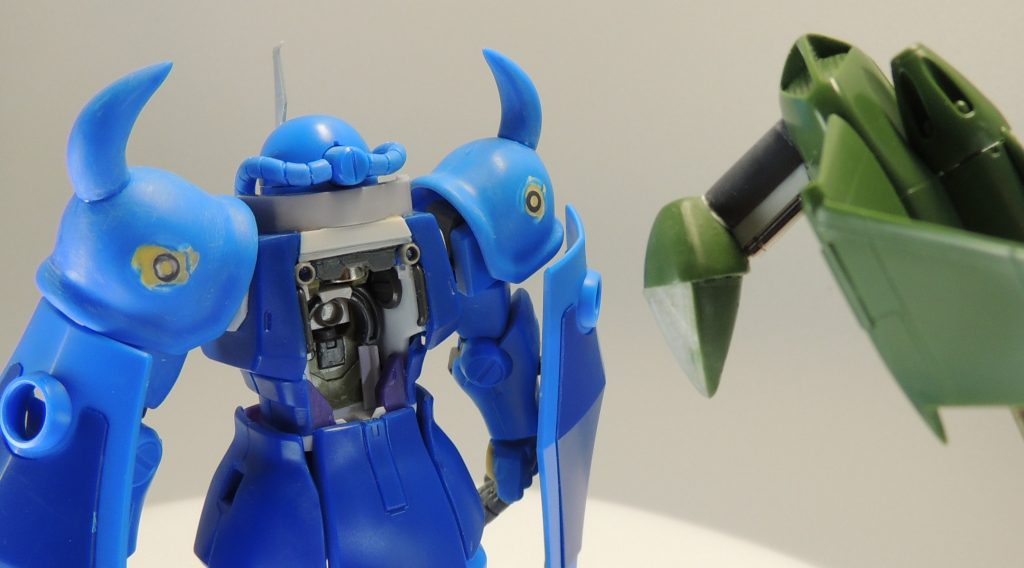 塗装前の接続実験の様子です。グフの背面内部は、プラ板、プラ材、市販のディティールアップパーツ、ジャンクパーツ、ネオジム磁石で構成されています。