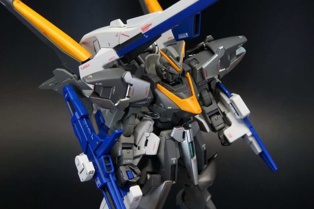 V2ABガンダムはフル装備のゴチャゴチャ感が魅力ですが、これをロービジカラーで渋めの塗装にしてみたかったので、FAZZを参考にしながら配色してみました。