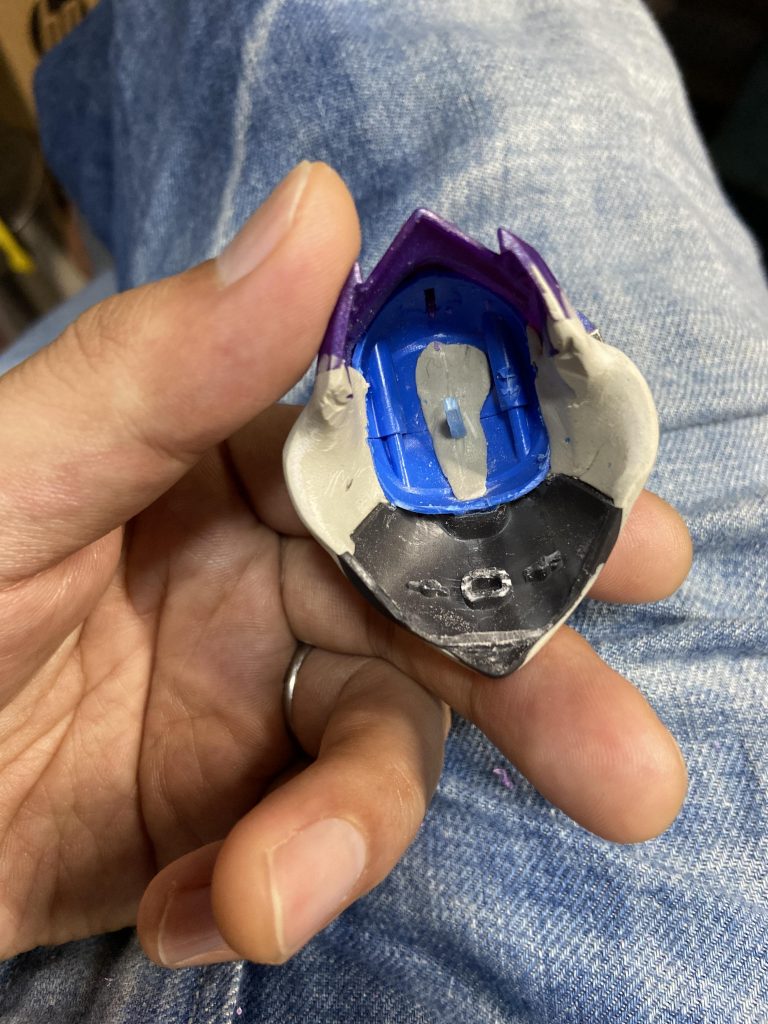 パテ盛り盛りガーベラ頭部は、ジャンクの山よりサタンガンダムの頭とブルーデスティニー頭部を元に加工してもりもりしました。初めて造形的な筋彫りとかもやってます。歪むねぇ。笑