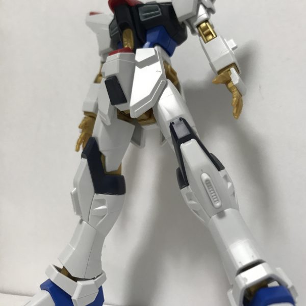 ストライクフリーダムガンダム！完せ…  まあ出来なかったんだけどね！さっき、箱撮って、次の記事用写真撮って、作って！出来なかったんだけどね！この中途半端！顔作れよ！私は足から作る派なんですよね！ガンダムを作ってる感が楽しいので足からですね皆さんはどこから作りますか？私は足からです！（何回言うの？）ご観覧ありました！（省略すな！）（1枚目）