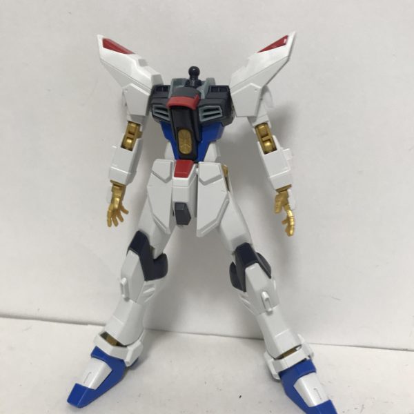 ストライクフリーダムガンダム！完せ…  まあ出来なかったんだけどね！さっき、箱撮って、次の記事用写真撮って、作って！出来なかったんだけどね！この中途半端！顔作れよ！私は足から作る派なんですよね！ガンダムを作ってる感が楽しいので足からですね皆さんはどこから作りますか？私は足からです！（何回言うの？）ご観覧ありました！（省略すな！）（2枚目）