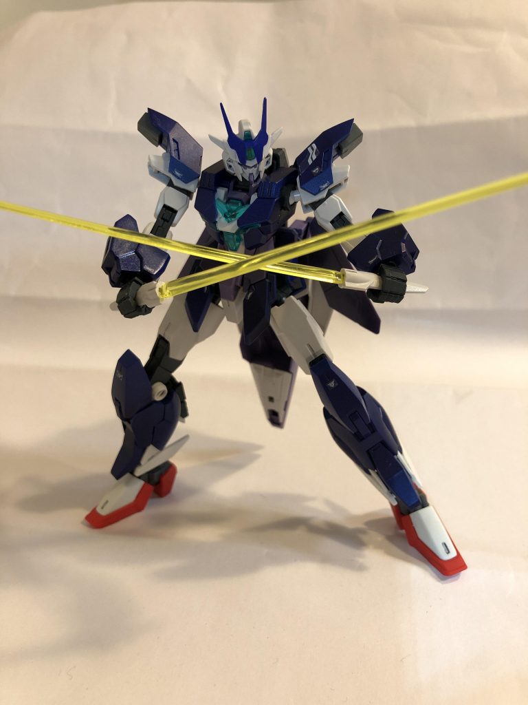 ビームサーベルの二刀流構えです。そういえば、主武装にエゥーゴ機体のバズーカ持たせたのですが、コアⅡ G3カラーは何故かエゥーゴ時代の機体っぽく感じたからです。