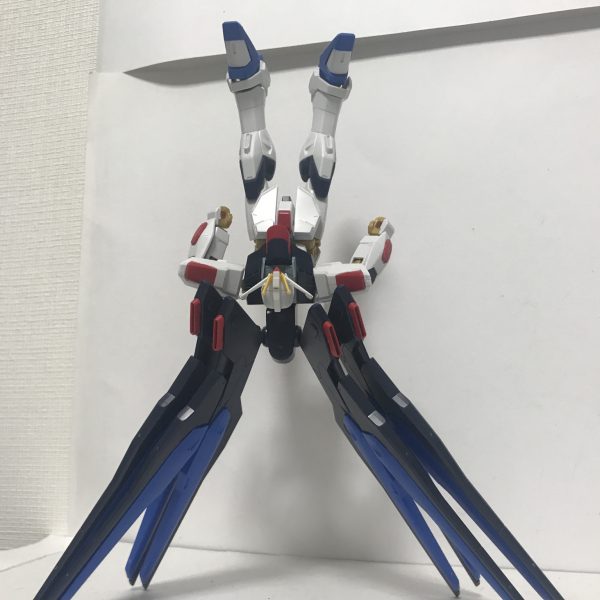 この機体すごいよ！逆さで自立できる最強のガンダムだね！知ってるよ！えっ？違う？足じゃないの？あっ…そう…どうも！レールガン完成！膝立ちが似合う機体顔は写真で誤魔化してますがかっこいい！で、レビューいりますかね？  ご観覧頂きありがとうございました！（3枚目）