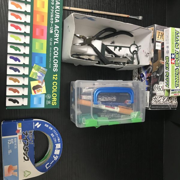 私の工具コレクション！ 工具アップ！いつも使ってる工具たちここにある物は全て使いやすい！なぜなら使ってないの沢山いるからだ！でもガンダムマーカー入れはぶちぶちだし両面テープになんか赤いプラ板ついてるしでもこれさえあればできるから大丈夫！どこがガンダムだ？ガンダムじゃない？工具？へ？………バルバトスルプスレクスの箱があるだろうがぁぁーッ！（半分に切られてるし一番工具に関係ない）ご観覧頂きありがとうございました♪（3枚目）