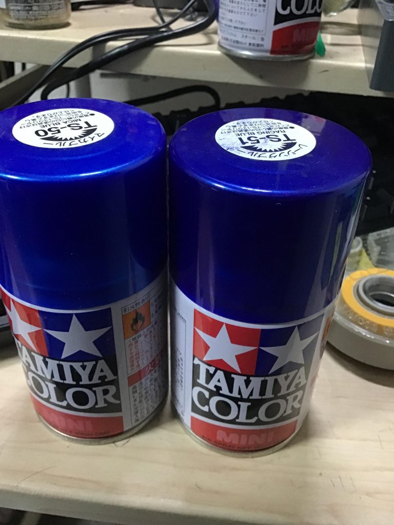 今回は本体のブルーを右のレーシングブルー、ミサイルポッドを左のマイカブルーで塗装。