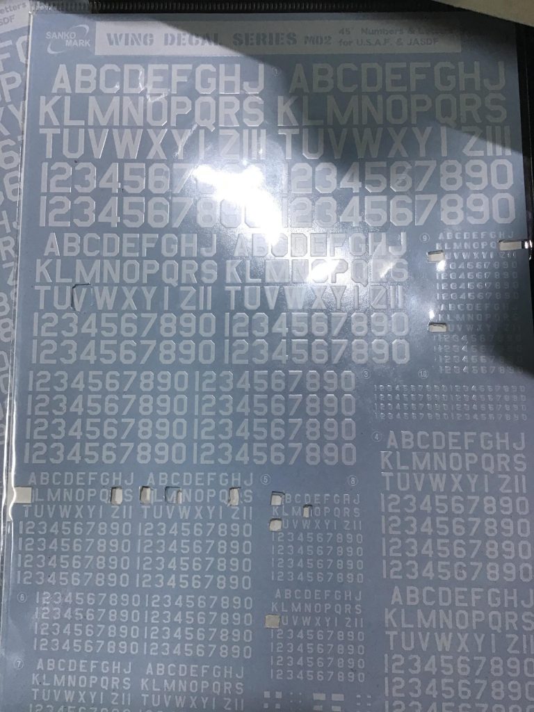 左肩のMKーⅤのマークは、コチラの文字デカールを一文字づつ切り貼りしてます。