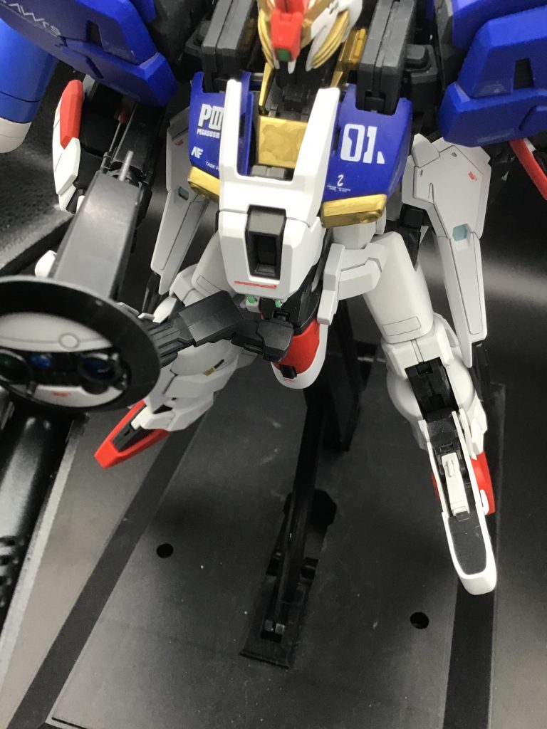 胸部の増加装甲には、Sガンダム本体に仕込んだクリアパーツを削り出した際出た端切れを接着し、センサーっぽくディテールアップしてます。