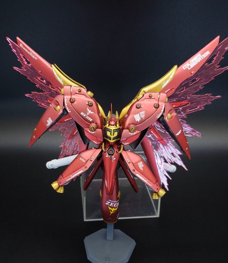 正面から見るとネオ・ジオンのエンブレムに見えるかな…