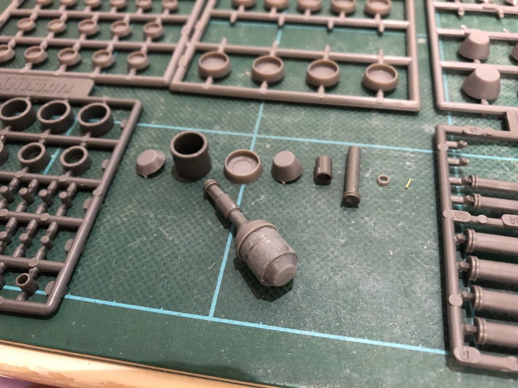 WAVEとコトブキヤのディテールアップパーツを組み合わせて、UCのドムが使ってたモノ風のハンドグレネードを自作しました。 切り出しているパーツを組み合わせると完成します。複製技術がないので何度も再現できるよう(のちのグフやドムでも装備させるかもしれないからね)既製品の組み合わせです。