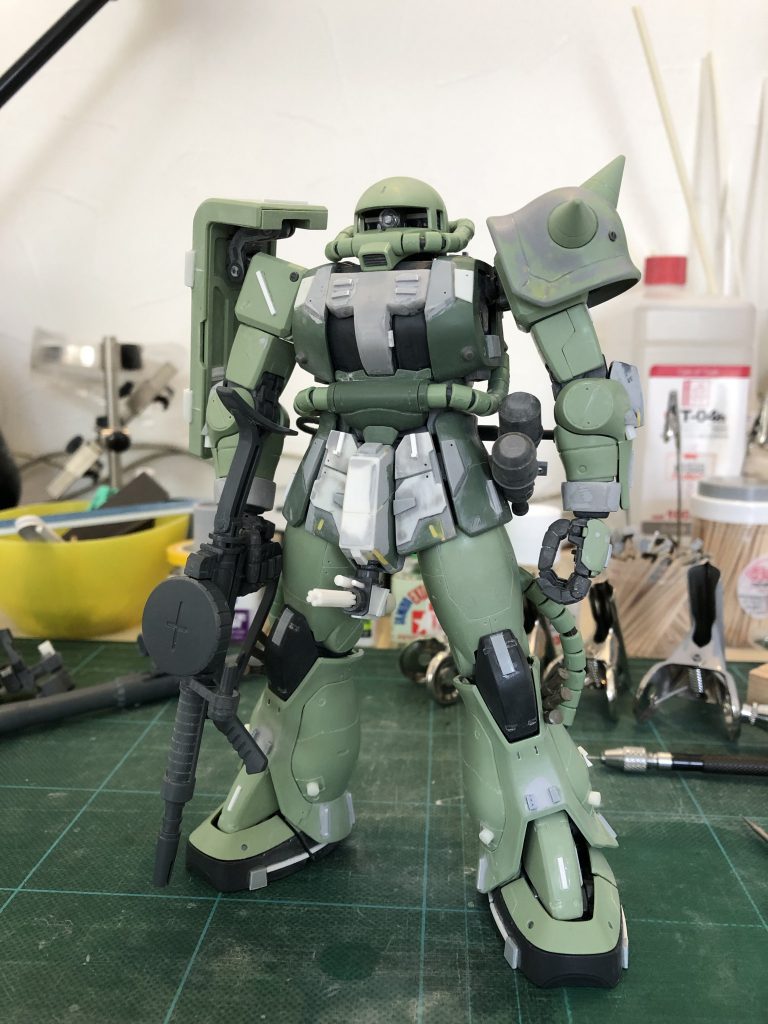 新発売の ガンプラ Amazon MG 1/100 MS-06J ザクII 陸戦仕様 完成品