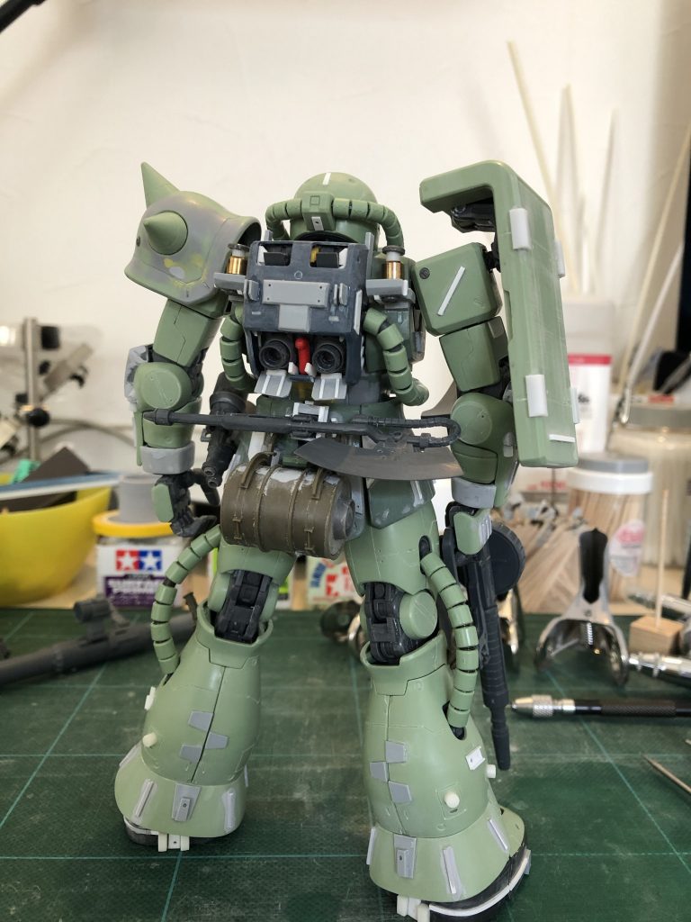 ジャンクパーツゴテゴテの背面ですが、塗ってしまったら何も気にならなくなるというのを学びました。 足首ソール部分をぐるっと囲んで施してある出っ張りは泥濘地での沈み込みと泥の跳ね返りを防ぐためのものです。