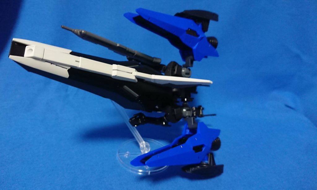 飛行形態ではシールド前面に大口径リニアガンご内蔵されている。