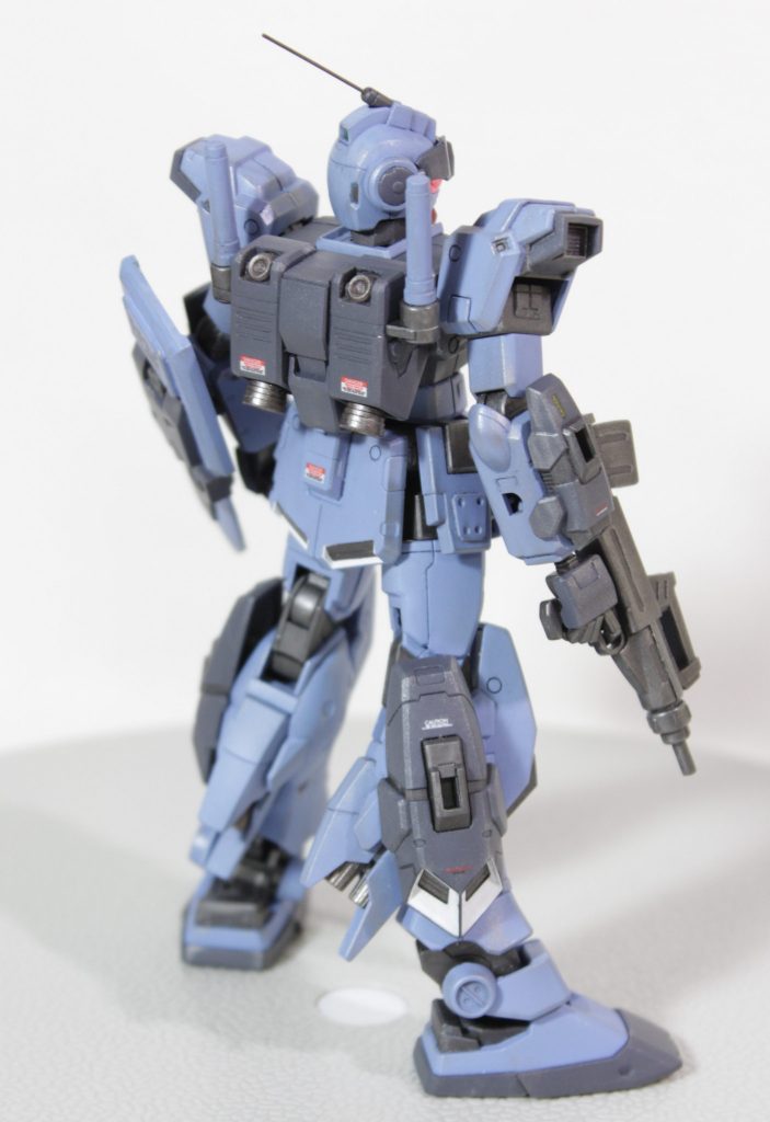 ■工作今回の工作もポイントを絞った小改造です。本体・頭部ゴーグルしててもガンダム顔なので顎は赤くしたかったのです。また耳部の色分けと合わせ目消しの都合から顎・耳部を後ハメ化。アンテナは金属線でシャープに。あと首がポリパーツのみでスカスカで違和感だったので、ジャンクパーツから首部を作り襟側に接着。文字通り首が座りました。