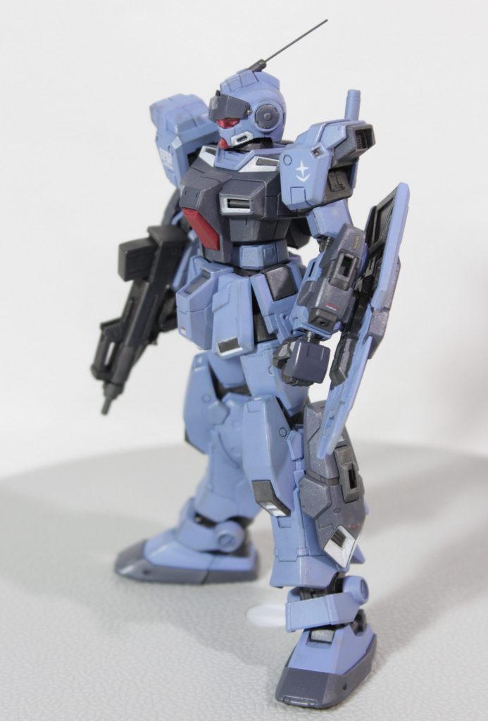 ・肩肩の出っ張りが謎パーツ過ぎたので、開口してバーニアにしてみました。・腰アーマー/ランドセルデフォのビームサーベルがなんか邪魔っぽかったんで、ビームサーベルホルダーをランドセルに移設。サイド腰アーマーはプラ板で塞ぎました。