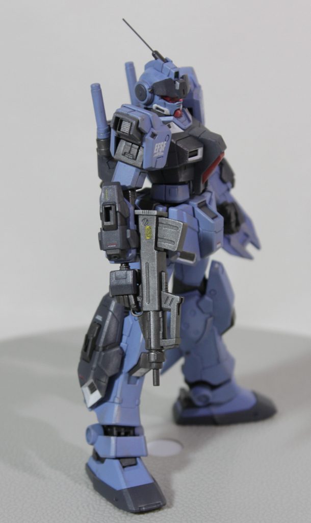 ・爪先裏側の裏打ち足の裏の肉抜きをパテ埋め。・手首の交換右手は90mmマシンガン用の持ち手に、左はそれと同サイズのものに交換。一回り大きくなって力強い感じに。