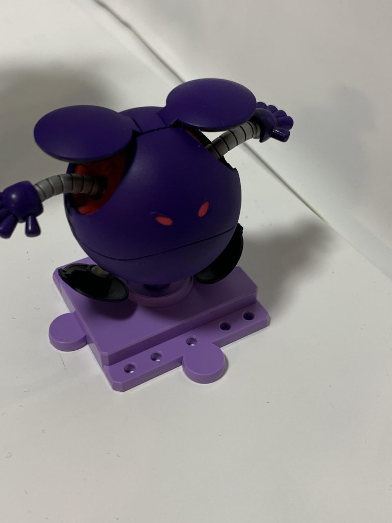 下地は黒で、パープルを吹き、その上にクリアバイオレットを吹きました。腕はシルバー、赤色はマルーン。