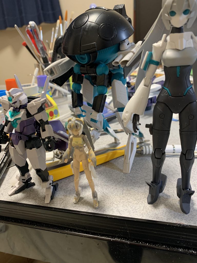 メイの方は、コトブキヤのハンドスケールプライムボディをプラ板やエポパテで加工して作成しました。塗装後、塗料の侵食のせいなのか関節が割れしまい。つらくて数ヶ月放置しました。