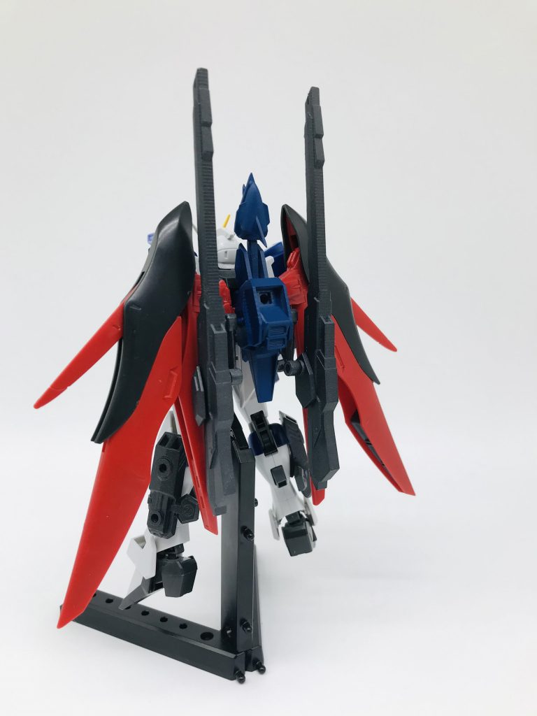 デスティニーRシルエットの基部は3Dプリンターで作成。オリジナルでストライカーパックのコネクターをつけています。羽根はデスティニーのものをそのまま使いました。