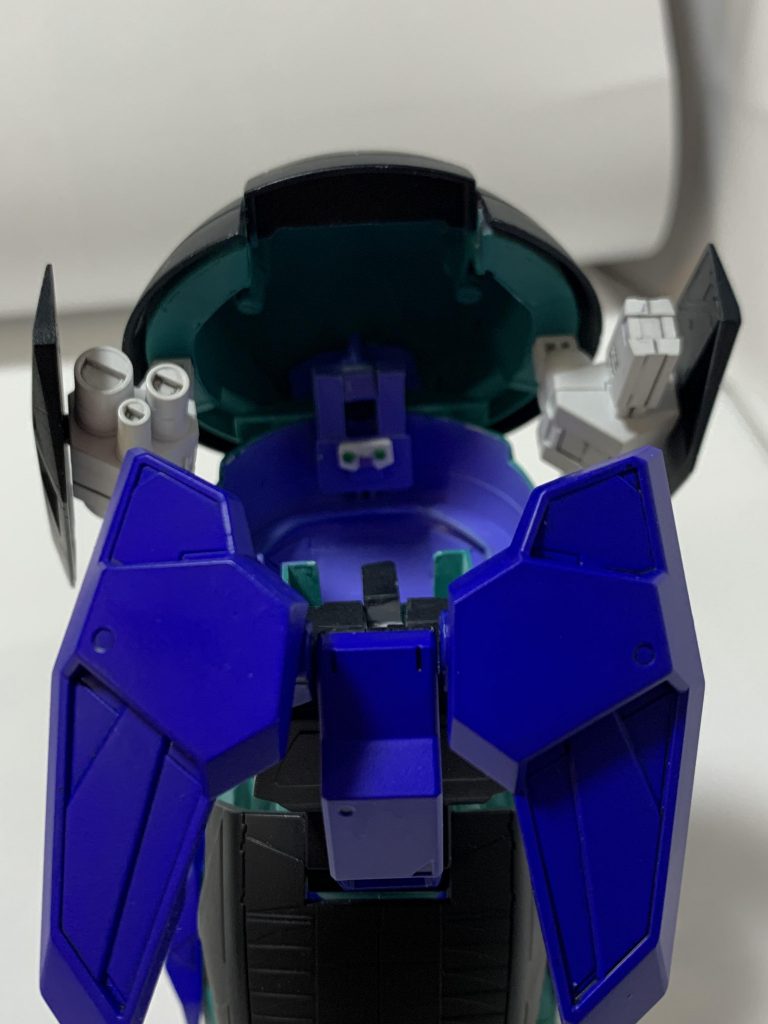 リライジングガンダムのフロントアーマーになるプラスパーツは、接続部分をボールジョイントに変更しました。