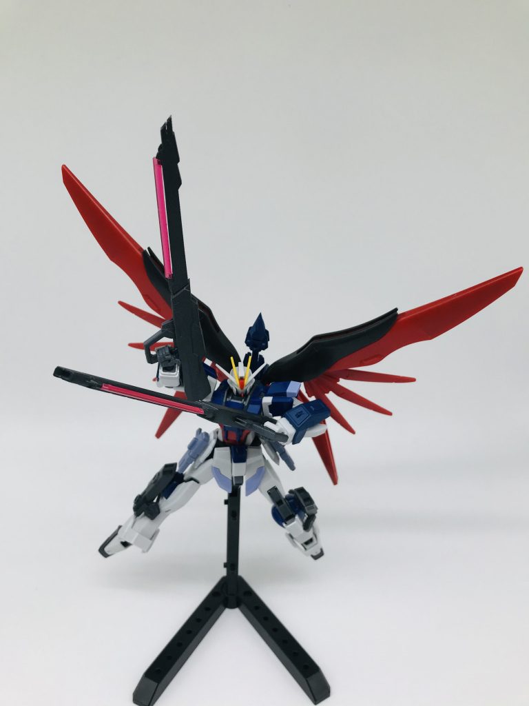 ウルフスベインの先ビームはなんとなく使いごごち悪そうだったので発振部をつけてビームを出せるようにしました。ビームの刃はストライクノワールのものをそのままつけられるようにしています。Twitterの方に他のガンプラも乗っけているので是非ご覧ください〜。https://twitter.com/tomatozerii/status/1393169735206936580?s=20