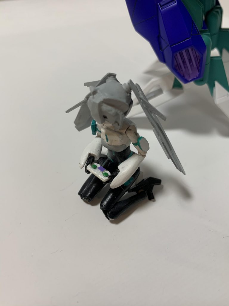 ヴォドムポッドの中ではこんな感じで座ってます。ライフルのグリップは作りませんでしたが、コントローラーは作りました。