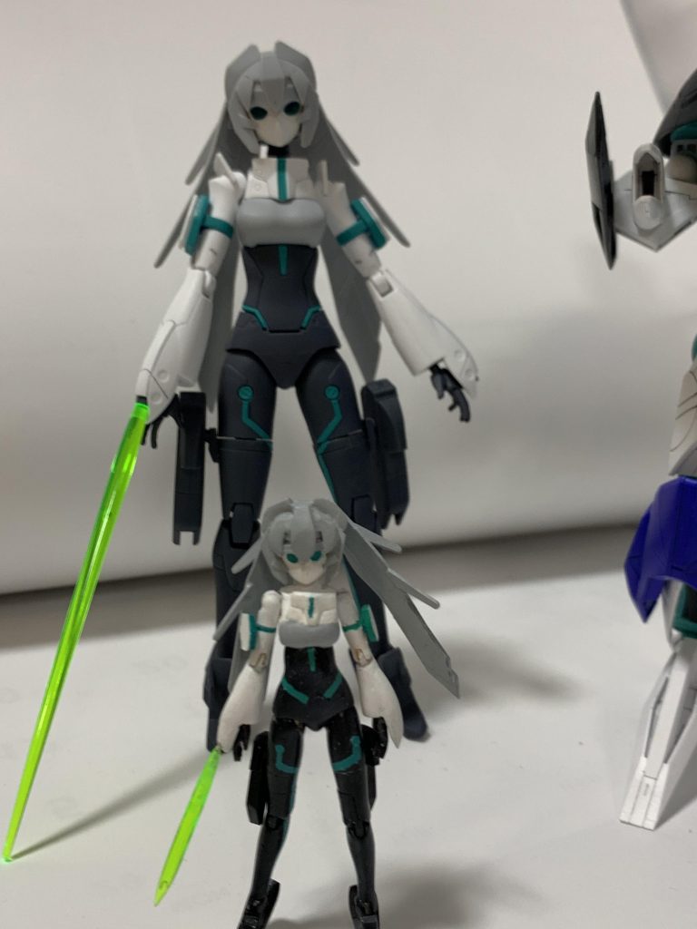 サーベルだけは再現できました。ビームシールドは無理。太もものビームライフルは磁石で取り付けてますが、グリップを作ってないので両手に持たせられません。そこまでやる気力はなかったです。