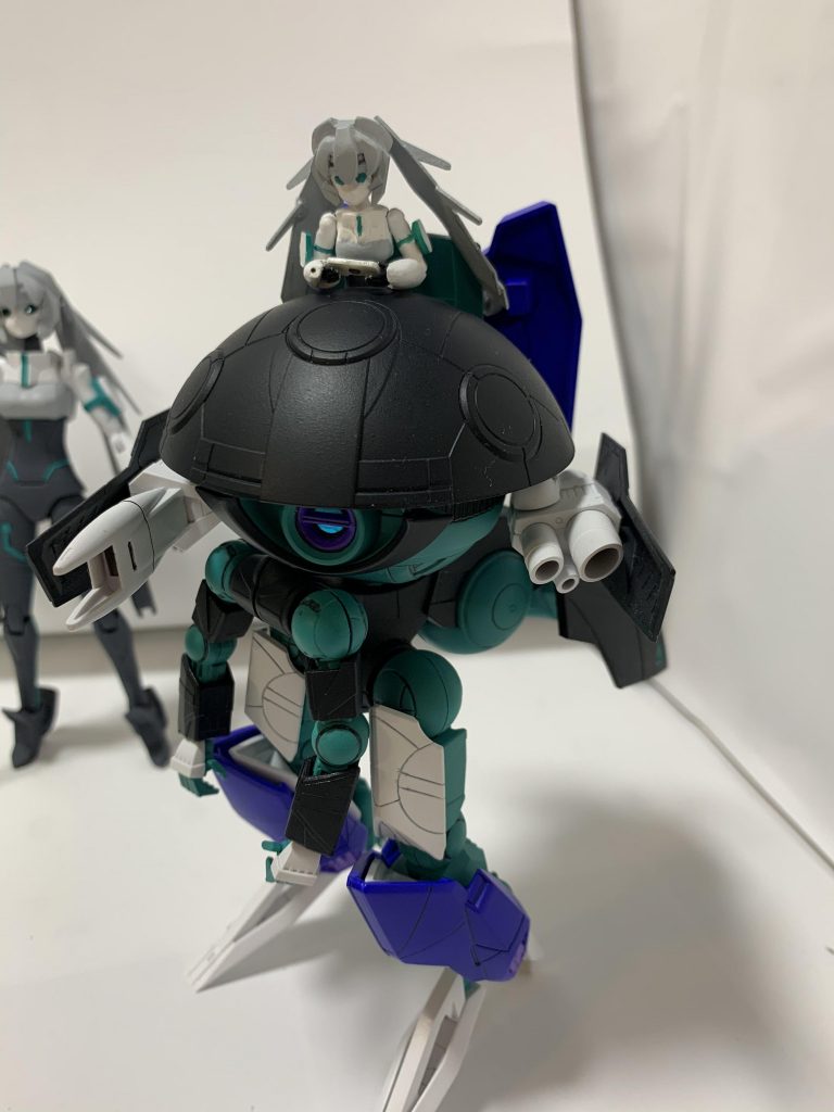 モビルドールメイのミニチュアを作り、そのメイが入るようにウォドムポッドを改造しました。