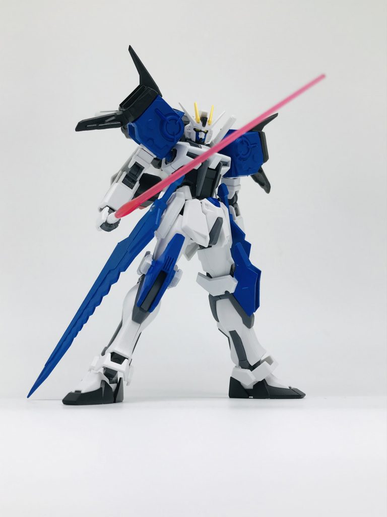 肩部のビームサーベルもしっかり抜くことができます。