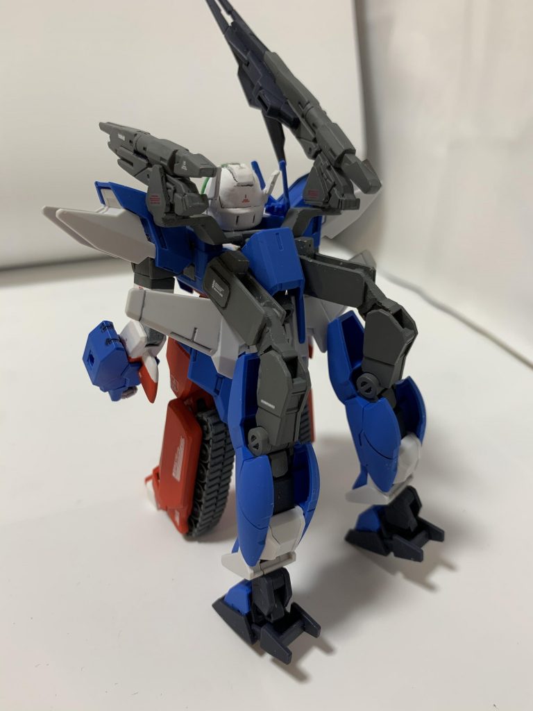 脚部パーツの取り付けはイラストがなかったので、独自解釈。ケンタウロス的な感じではないかと解釈しました。脚部パーツは膝アーマーが長いため接続パーツもそれなりに大型になりました。おかげでタンク形態での重心がかなり後ろに移り、安定しなくなりました。