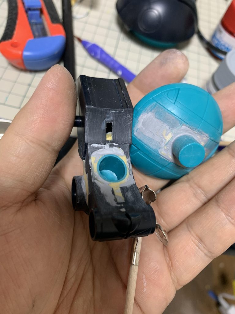 リライジングガンダムへの合体のためにも頭部の回転が必須だったので、回転軸を移植しています。