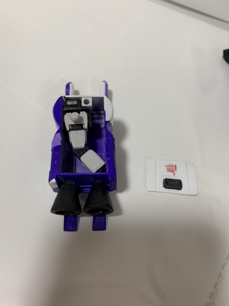 腕は、手首を外して、差し替えで収納となります（設計ミスで入らなかった）。カバーは磁石で接続します。