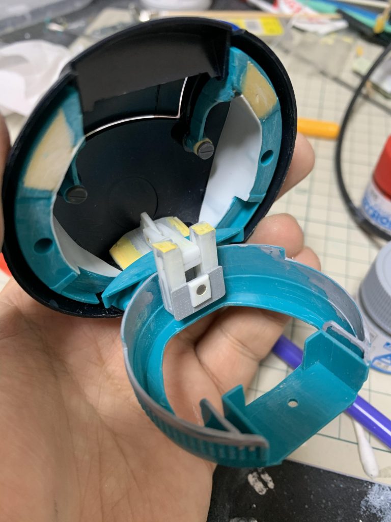 頭部中身を色々と削り取りプラ板で接続パーツを自作しました。