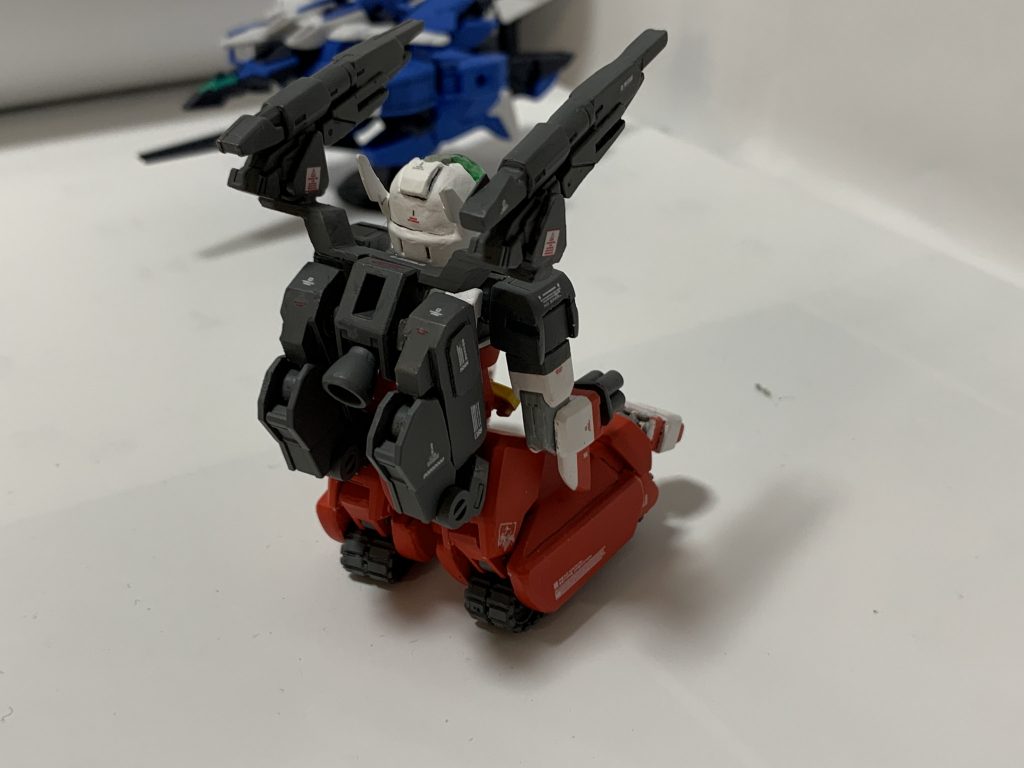 背面のパーツはかなり元イラストから改変しています。プラネッツシステムの脚部を取り付けるためです。