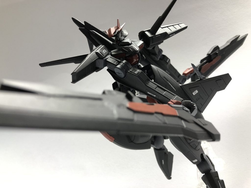 1対の大型実体剣です。GNバスターソード・カスタムと命名します。後述の制作過程にありますが、ミキシングで作ったオリジナル武器になります。