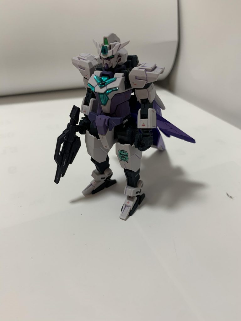 コアガンダムIIはフライヤー部分のみ塗装。スミ入れは、グレーにパープルを混ぜています。あとは、クリアパーツ裏をシルバーに塗ってつや消しにしたくらいです。むしろ見えづらい箇所のゲート跡の処理とかさぼっています。