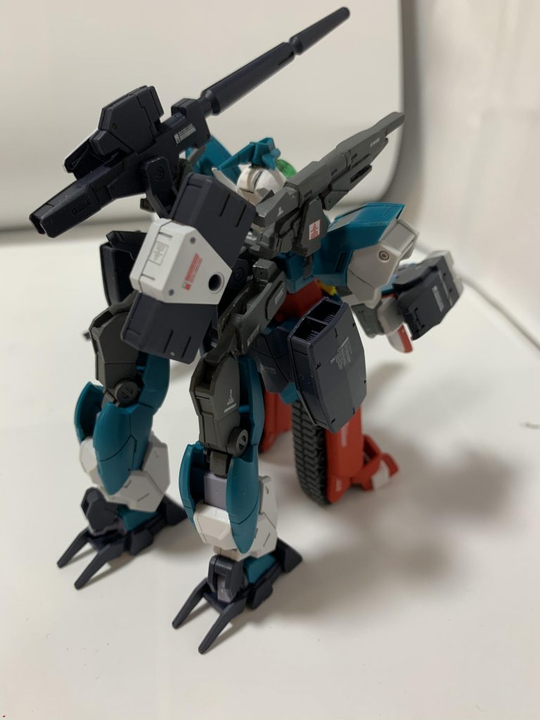 背面です。その他のアーマーは、マーキュリーアーマーがかなり無理しないと取り付け難しいです。またネプテイトウェポンの取り付けは無理でした。イヴとの約束を果たすためのアーマーはヒナタ機とは相性悪かったです。ジュピターアーマーは未確認(買えず)。その他のアーマーとウェポンは装着できました。