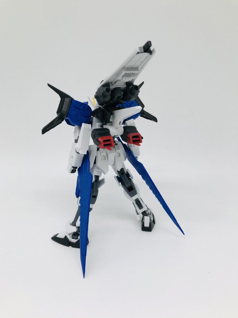 シールドストライカーはエールを軸にオリジナルのブースターをつけています。シールドのアームはパワードアームズパワーダーを使っています。