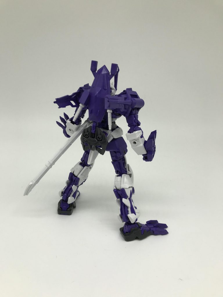 基本的にレッドフレームを使用していますが足のみ戦国アストレイを使用しています。