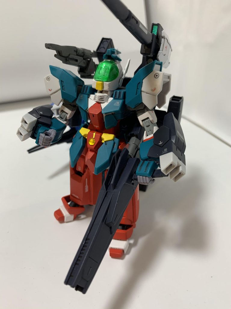 ヴィーナスアーマーを取り付け。背中のキャノンの砲身を取り外して手に持たせてます。ヴィートルーウェポンは、一部パーツを白で塗ってみました。