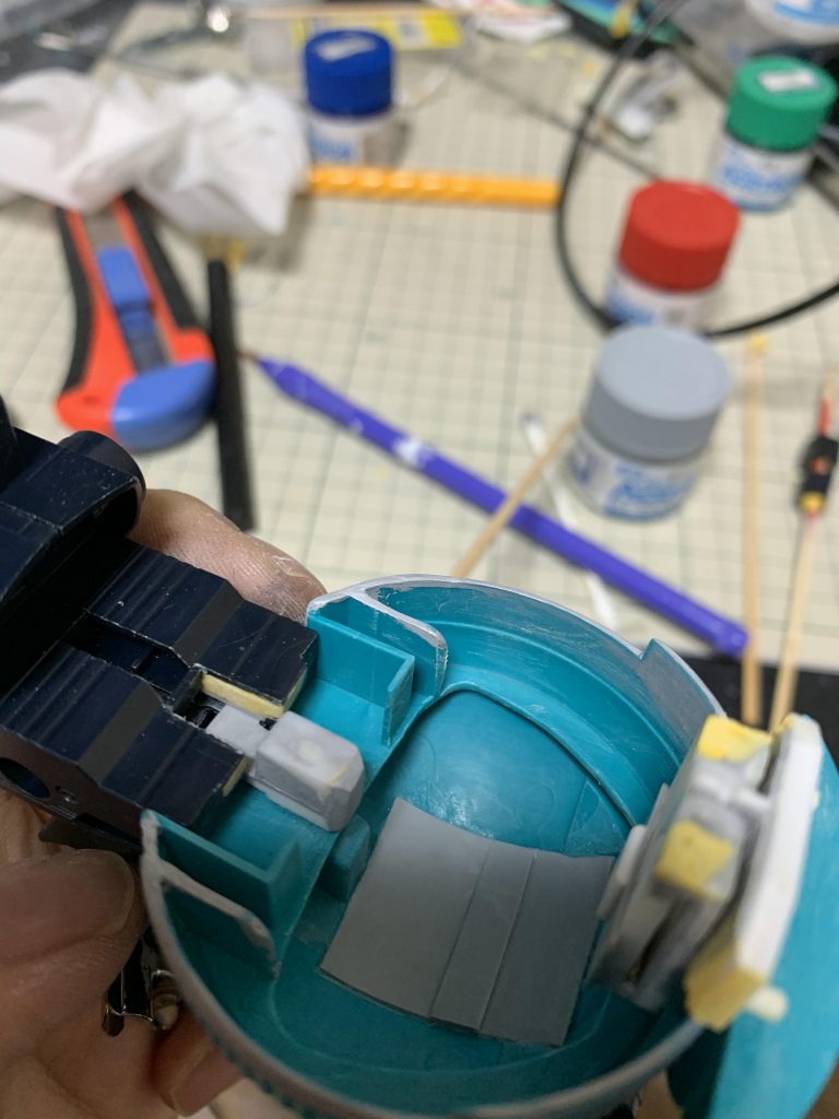リライジングガンダムへの合体機構を維持するために無理矢理接続を変更しています。もちろん強度は落ちました。