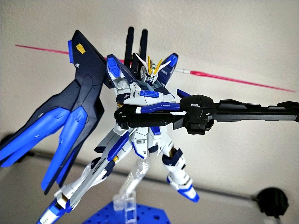 ビームライフル連結モードと同等の火力·射程で出力調整可能。またZのようにロングビームサーベルにもなるという設定です