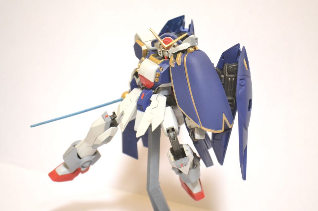 ドモンガッシュ、そろそろ決着をつけましょう!左肩マントの前後はもともと可動しますが、外側の一番大きいところは固定式だったので可動するよう改造しています。